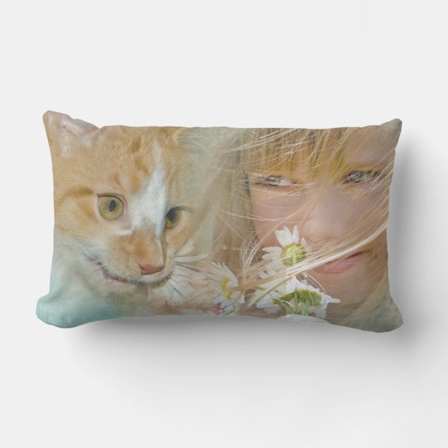 meisje en kat met madeliefjes kussen (Voorkant)