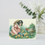 Meisje Feeding Pasen Chick Hen Feestdagenkaart (Staand voorkant)