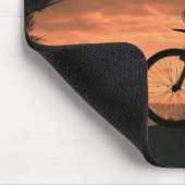  meisje fietst tegen zonsondergang muismat (Hoek)