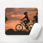  meisje fietst tegen zonsondergang muismat (Met muis)