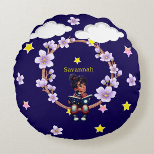 Meisje gebruikt haar fantasie rond kussen