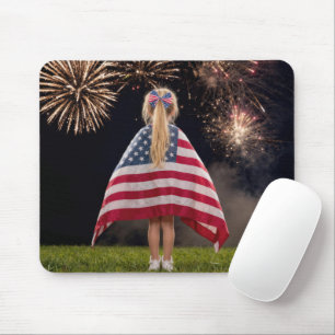 Meisje gewikkeld in een Amerikaanse vlag Muismat