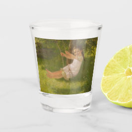 Meisje glimlachen op een zwaai ( kindertijd) shot glas