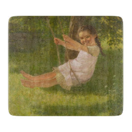 Meisje glimlachen op een zwaai ( kindertijd) snijplank