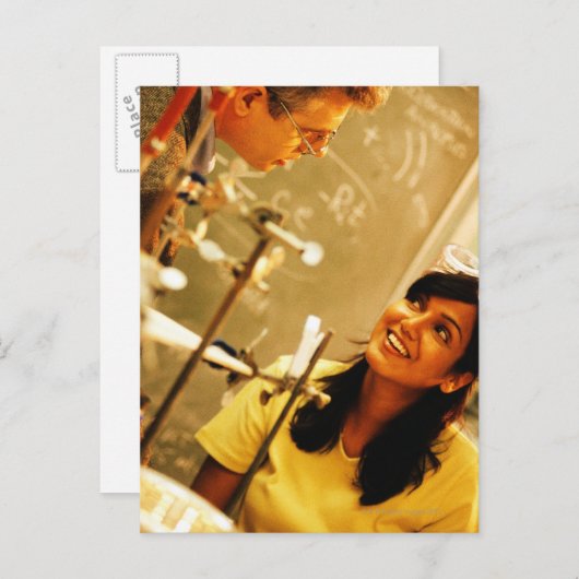 Meisje glimlacht op leraar in scheikundeslab briefkaart (Voorkant / Achterkant)