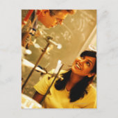 Meisje glimlacht op leraar in scheikundeslab briefkaart (Voorkant)