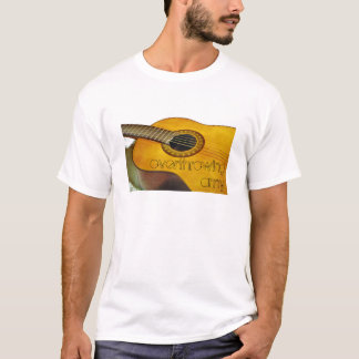 meisje gooit veel t-shirt over