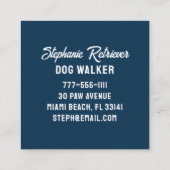 Meisje Hond Walker Pet Sitter In Fuchsia Roze Jas Vierkante Visitekaartje (Achterkant)