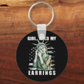 Meisje Houd Mijn Oorbellen Standbeeld Subtiel Weer Sleutelhanger (Voorkant)