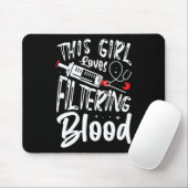 Meisje houdt van het filtreren van bloed nierdialy muismat (Met muis)