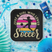 Meisje houdt van voetbal kleurrijke zonsondergang papieren bordje (Feest)