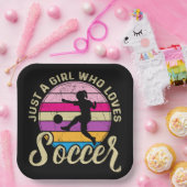 Meisje houdt van voetbal kleurrijke zonsondergang papieren bordje (Feest)