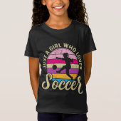 Meisje houdt van voetbal kleurrijke zonsondergang t-shirt (Voorkant)