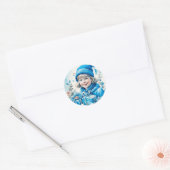  meisje in blauw met geschenkdoos en bloemen ronde sticker (Envelop)