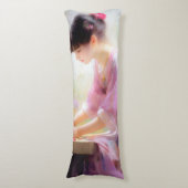 Meisje in bloementuin lichaamskussen (Voorkant Verticaal)