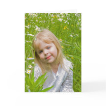 Meisje in Daisy Field denkt aan jou