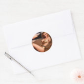 Meisje in de Gouden Bikini Ronde Sticker (Envelop)