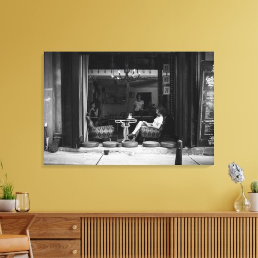 Meisje in een Cafe en Koffie Tijd - Straat Foto Canvas Afdruk (Insitu (Woonkamer))