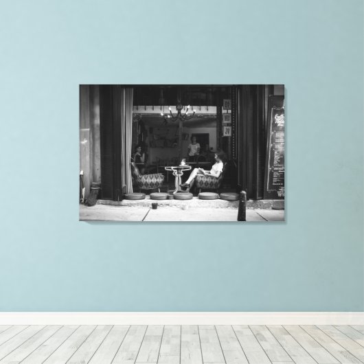 Meisje in een Cafe en Koffie Tijd - Straat Foto Canvas Afdruk (Insitu (Houten vloer))