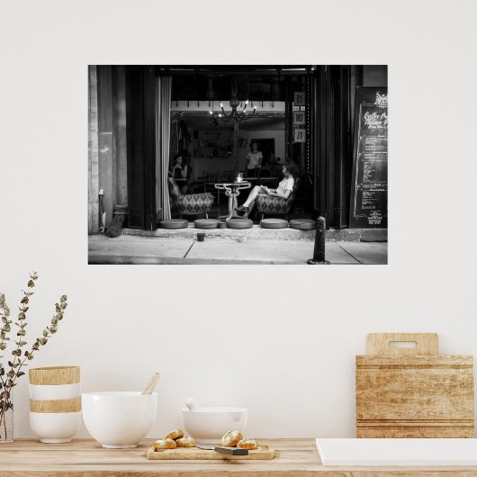 Meisje in een Cafe en Koffie Tijd - Straat Foto Poster (Keuken)