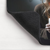 Meisje in een donkere kamer muismat (Hoek)