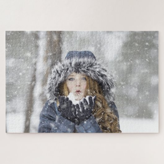 Meisje in een winterjas met sneeuw legpuzzel (Horizontaal)