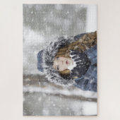Meisje in een winterjas met sneeuw legpuzzel (Verticaal)