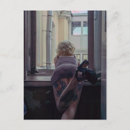 Meisje in het raam    briefkaart (Voorkant)