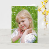 Meisje in het veld Daisy denkt aan je kaart (Gele Bloem)