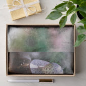 Meisje in het witte Pet Smelling Pink Roses Tissuepapier (Geschenk)