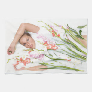 Meisje in melk met bloemen theedoek