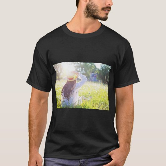 Meisje in Natuur met zonnestralen T-shirt (Voorkant)