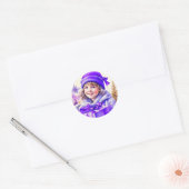  meisje in Paarse met geschenkdoos en bloemen Ronde Sticker (Envelop)
