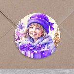 meisje in Paarse met geschenkdoos en bloemen Ronde Sticker<br><div class="desc">Schattig klein  meisje in paarse met een geschenkdoos sneeuw en dennenboom en besneeuwde achtergrond. Voeg een zoete retro of nostalgische sfeer toe aan je kerstkaarten of feesttassen!</div>