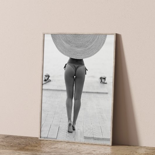 Meisje in Pet op het strand Zwart-wit Print