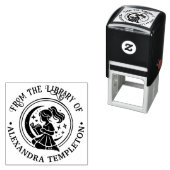 Meisje in raam lezend, sterren maan boeknaam  zelfinktende stempel (In situ)