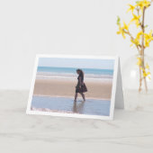 Meisje in rok lopen op het strand kaart (Gele Bloem)