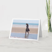 Meisje in rok lopen op het strand kaart (Voorkant)