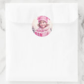  meisje in roze met geschenkdoos ronde sticker (Tas)