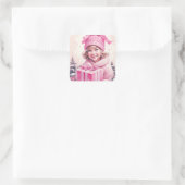 meisje in roze met geschenkdoos vierkante sticker (Tas)