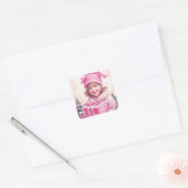 meisje in roze met geschenkdoos vierkante sticker (Envelop)