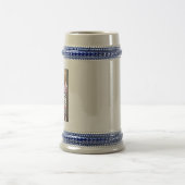 Meisje in schulden bezit alleen Doll House, voor r Bierpul (Center)