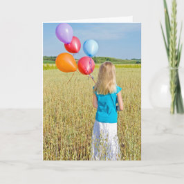meisje in tarweveld met ballonbouquet kaart