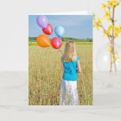 meisje in tarweveld met ballonbouquet kaart (Gele Bloem)