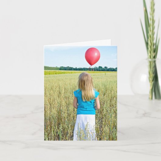 meisje in tarweveld met rode ballon kaart (Voorkant)