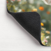 Meisje jaagt op een monarchvlinder muismat (Hoek)