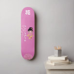 Meisje Japanse stijl met monogram "Bloem" Persoonlijk Skateboard<br><div class="desc">Meisje Japanse stijl met monogram "Bloem" 花 en naam. Maak het uw eigen door jouw tekst toe te voegen. Als u toegang wilt krijgen tot geavanceerde bewerkingsgereedschappen, gaat u naar "Deze sjabloon aanpassen" en klikt u op "Details", scrolt u naar beneden en drukt u op de link "Klik om verder...</div>