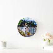 Meisje kijkt uit over de ronde rond het Middelland Ronde Klok (Huis)