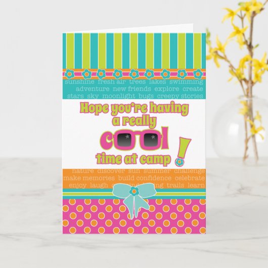 Meisje Kinder op Camp Really Cool Time Roze Zonneb Kaart (Gele Bloem)