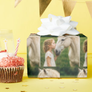 Meisje kust haar paard cadeaupapier